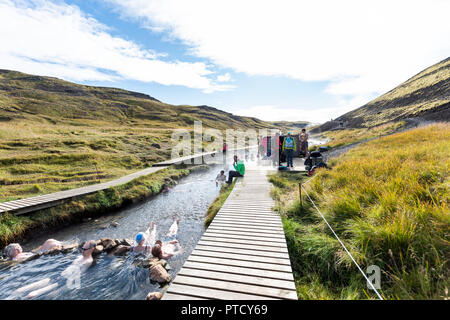 Hveragerdi, Islande - 18 septembre 2018 : De nombreuses personnes piscine baignade dans les sources chaudes sur le sentier en automne, au cours de Reykjadalur jour dans le sud de l'Islande, gol Banque D'Images