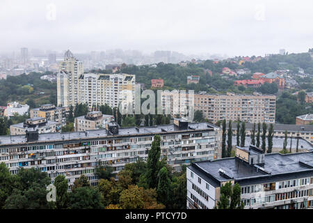 Kiev, Ukraine cityscape horizon de Kiev par rail station Vokzalna metro area pendant sombre, triste, sombre, pluvieux, nuageux et couvert, jour de l'apa style soviétique Banque D'Images