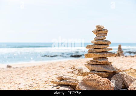 Rivière pour préserver la mer, Marineland, cairn rock formations dans le nord de la Floride beach par saint Augustin avec des vagues, du sable et personne aux beaux jours Banque D'Images