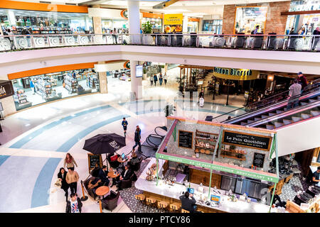 Tysons, USA - Le 26 janvier 2018 : le food court avec de nombreux magasins, boutiques dans l'Tyson's Corner, centre commercial avec les gens marcher, manger, acheter Banque D'Images