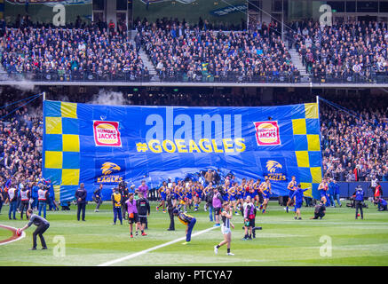 West Coast Eagles Football club de football d'exécution par des bannières en 2018 la Grande Finale de l'AFL à Melbourne en Australie. Victoria MCG Banque D'Images