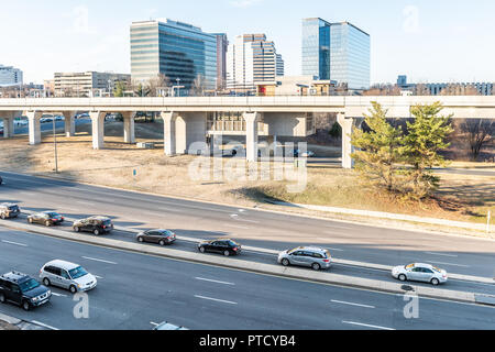 Tysons, USA - Le 26 janvier 2018 : Tyson's Corner Mall Metro Métro à Fairfax, Virginie par Mclean, vue aérienne vers le bas de la route, autoroute, commuer, m Banque D'Images