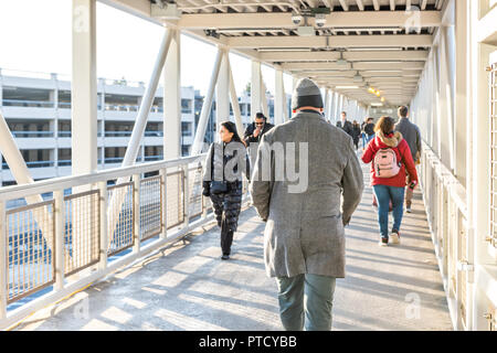 Tysons, USA - Le 26 janvier 2018 : Tyson's Corner Mall Metro Métro à Fairfax, Virginie par Mclean, pont passerelle, les gens à pied de la navette w Banque D'Images