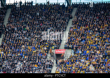 West Coast Eagles et Collingwood fans et supporters dans leurs sièges en 2018 la Grande Finale de l'AFL à Melbourne en Australie. Victoria MCG Banque D'Images