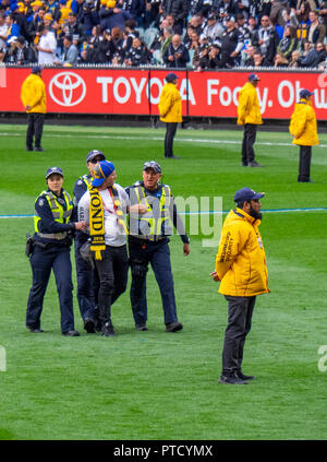 L'arrestation de la police et de l'escorte d'un envahisseur de pas à la Grande Finale de l'AFL 2018 MCG à Melbourne Victoria en Australie. Banque D'Images