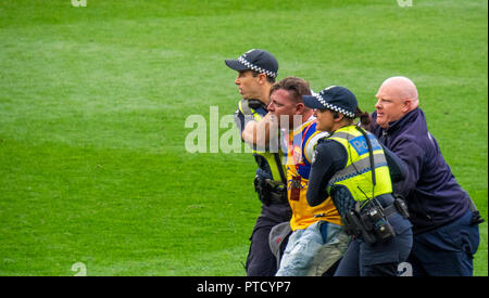 L'arrestation de la police et de l'escorte d'un envahisseur de pas à la Grande Finale de l'AFL 2018 MCG à Melbourne Victoria en Australie. Banque D'Images