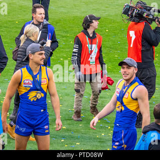 West Coast Eagles acteurs premiership Tom Cole et Daniel Venables célébrer après 2018 la Grande Finale de l'AFL à Melbourne Australie Victoria MCG. Banque D'Images