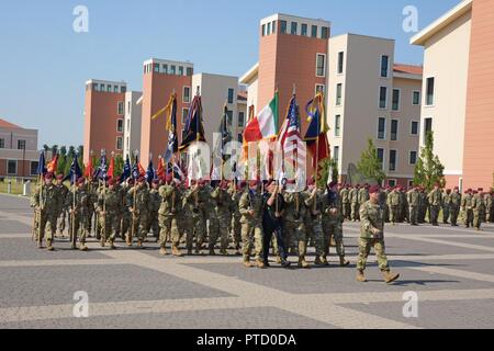De parachutistes de l'armée américaine la 173e Brigade aéroportée et un soldat de l'carabiniers italiens présents les drapeaux nationaux de l'Italie et les États-Unis, ainsi que les couleurs de la 173e Brigade aéroportée et ses bataillons et compagnies au cours de la cérémonie de passation de commandement de la brigade à Caserma Del Din, Vicenza, Italie, le 7 juillet 2017. La 173e Brigade aéroportée, basée à Vicenza, Italie, est la force de réaction d'urgence de l'armée en Europe, et il est capable de projeter des forces canadiennes de mener toute la gamme des opérations militaires de l'ensemble des États-Unis, d'Europe et d'Afrique centrale un des commandes Banque D'Images