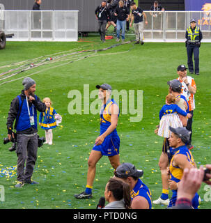 West Coast Eagles acteurs premiership Dom Sheed et Liam Duggan célébrer après 2018 la Grande Finale de l'AFL à Melbourne Australie Victoria MCG. Banque D'Images