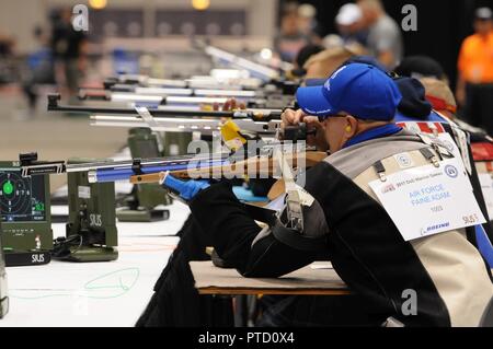 CHICAGO (7 juillet 2017) - Ancien combattant de l'Armée de l'air charge Adam Faine son fusil au cours de la Ministère de la Défense 2017 Jeux de guerrier d'une compétition de tir à la carabine à air. La DoD Warrior Jeux sont un événement annuel permettant aux blessés, malades et blessés militaires et anciens combattants à la concurrence dans les sports paralympiques-style dont le tir à l'arc, randonnée à vélo, terrain, tir, le volleyball assis, natation, athlétisme et de basket-ball en fauteuil roulant. Banque D'Images