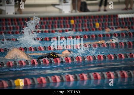 (8 juillet 2017) Spécialiste des opérations 2e classe Melissa Klotz, originaire de Kearny, N.J., et membre de l'équipe 2017 Jeux de guerrier, l'équipe de natation de la marine participe à la women's 50 mètres dos à l'Université de l'Illinois à Chicago. La Marine de l'équipe est composée d'athlètes du guerrier blessé Marine - Safe Harbor, la seule organisation de la Marine de la coordination des soins non médicaux de gravement blessé, malade, blessé et les marins et les membres de la Garde côtière, en fournissant des ressources et du soutien à leurs familles. Banque D'Images