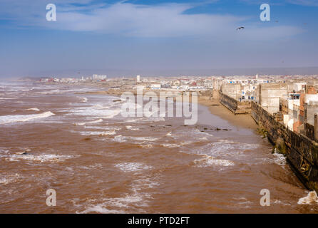 ESSAOUIRA, MAROC - CIRCA MAI 2018 : Avis de murs d'Essaouira et de la vieille ville Banque D'Images