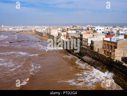 ESSAOUIRA, MAROC - CIRCA MAI 2018 : Avis de murs d'Essaouira et de la vieille ville Banque D'Images