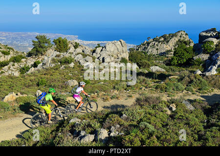 Deux vélos de montagne à travers Macchia, près de Stavros, Selakano, dans l'arrière place Lerapetra, Crète, Grèce Banque D'Images
