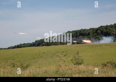 Des soldats, de l'Armée roumaine, feu sur les Paladins pour un exercice de tir réel dans Subiu, Roumanie, 10 juillet 2017. Getica est un sabre 17 U.S-led fire exercice de coordination et d'exercice de tir réel interarmes qui intègre six pays alliés et les pays partenaires avec plus de 4 000 soldats. Getica 17 Sabre fonctionne simultanément avec le tuteur, un sabre 17 l'armée américaine dirigée par l'Europe, un exercice multinational qui s'étend à travers la Bulgarie, la Hongrie et la Roumanie avec plus de 25 000 militaires de 22 pays alliés et partenaires des Nations unies. Banque D'Images