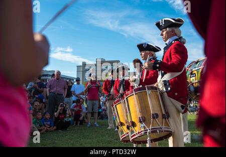 Soldats de l'armée américaine Old Guard Fife and Drum Corps, affecté à l'infanterie américaine 3d (Régiment de la vieille garde), participer à l'Anniversaire de la ville d'Alexandrie à Oronoco Bay Park, Alexandria, Virginie, le 8 juillet 2017. Les soldats ont rejoint la musique et le divertissement des groupes à une célébration en l'honneur de l'anniversaire de l'Amérique et le 268e anniversaire de la ville d'Alexandrie. Banque D'Images