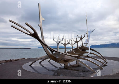 Sculpture, Sólfar bateau viking en acier, l'artiste Jón Gunnar Árnason, Reykjavik, Islande Banque D'Images