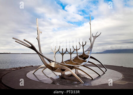 Sculpture, Sólfar bateau viking en acier, l'artiste Jón Gunnar Árnason, Reykjavik, Islande Banque D'Images