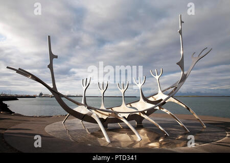 Sculpture, Sólfar bateau viking en acier, l'artiste Jón Gunnar Árnason, Reykjavik, Islande Banque D'Images