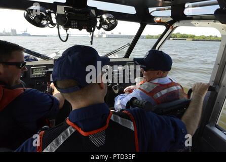 Rempl. Tom MacArthur est suivi une visite guidée de la zone d'opérations de l'infrastructure et que les membres du secteur de la Garde côtière de la baie Delaware fonctionnent régulièrement à l'intérieur par le Capitaine Scott Anderson, commandant du Secteur de la Garde côtière, la baie du Delaware, à Philadelphie, le 10 juillet 2017. MacArthur a visité la Baie Delaware Secteur à visiter et le personnel en savoir plus sur les missions de la Garde côtière dans la région des trois états. Banque D'Images