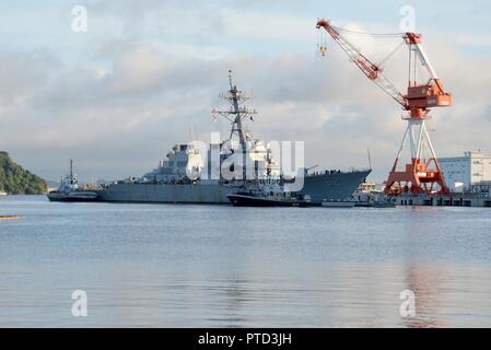 YOKOSUKA, Japon (11 juillet 2017) - Cour de classe vaillants remorqueurs Seminole (YT 805) et de Menominee (YT 807) aider la classe Arleigh Burke destroyer lance-missiles USS Fitzgerald (DDG 62) qu'il s'oriente vers Dry Dock à 4 Activités de la flotte (FLEACT) Yokosuka pour continuer les réparations et d'évaluer les dommages subis à ses 17 juin collision avec un navire marchand. FLEACT fournit de Yokosuka, maintient et exploite les installations de base et des services à l'appui de la 7ème Flotte américaine déployée sur l'avenir des forces navales, 71 commandes et 26 000 locataires du personnel militaire et civil. Banque D'Images