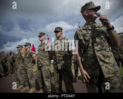 Les Caporaux des Marines des États-Unis. Otto Thiele, Eric Goodman, et Christopher Ehms et lance le Cpl. Avelardo Guevara Osuna recevoir Médailles Réalisation de la Marine depuis le colonel Forrest Poole Camp à bord Kinser, Okinawa, Japon, Juillet 11, 2017. Les marines se sont réunis pour aider une femme japonaise locale durant leur randonnée sur le Mont Fuji, Japon, le 3 juillet 2017. La femme, le ministère de l'APD, a été trouvé sur le sol, l'hyperventilation et de la difficulté à respirer quand les marines sont venus à son aide. Ensemble, ils ont créé une civière de fortune pour transporter son sur environ deux kilomètres avant d'arriver à l'assistance médicale. Les marines sont à l'Ele Banque D'Images