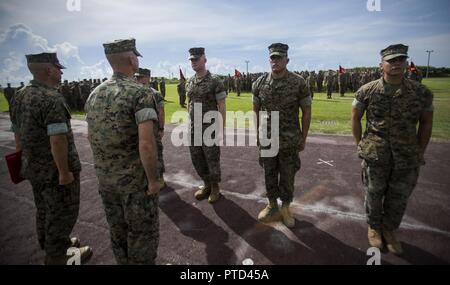 Les Caporaux des Marines des États-Unis. Otto Thiele, Eric Goodman, et Christopher Ehms et lance le Cpl. Avelardo Guevara Osuna recevoir Médailles Réalisation de la Marine depuis le colonel Forrest Poole Camp à bord Kinser, Okinawa, Japon, Juillet 11, 2017. Les marines se sont réunis pour aider une femme japonaise locale durant leur randonnée sur le Mont Fuji, Japon, le 3 juillet 2017. La femme, le ministère de l'APD, a été trouvé sur le sol, l'hyperventilation et de la difficulté à respirer quand les marines sont venus à son aide. Ensemble, ils ont créé une civière de fortune pour transporter son sur environ deux kilomètres avant d'arriver à l'assistance médicale. Les marines sont à l'Ele Banque D'Images