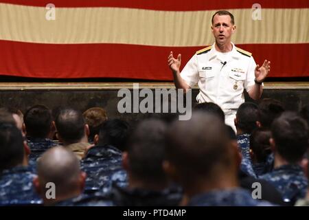 GROTON, Connecticut - (7 juillet 2017) Le 31e Chef des opérations navales, Adm. John Richardson traite de marins de la région de Groton-sous-mariniers pendant un appel en mains Dealey Theatre à bord, Naval Submarine Base New London à Groton, Connecticut) Richardson a décrit les missions auxquelles les marins d'aujourd'hui y compris la concurrence accrue des autres nations dans tous les domaines, le maintien de la liberté de navigation et les tensions dans la péninsule coréenne. Richardson a passé la majeure partie de l'ensemble du personnel appel répond aux questions de marins dans l'auditoire. Questions des marins étaient aussi complet que l'appui d'un Banque D'Images