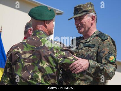 Vice-amiral. Emil Eftimov, chef adjoint de la défense bulgare, parle avec d'autres membres du service au cours de la cérémonie d'ouverture de l'exercice au sabre 17Guardian Novo Selo Domaine de formation, la Bulgarie, le 11 juillet 2017. Guardian est un sabre de l'armée américaine dirigée par l'Europe, un exercice multinational qui s'étend à travers la Bulgarie, la Hongrie et la Roumanie, avec plus de 25 000 membres de 22 pays alliés et partenaires des Nations unies. Banque D'Images