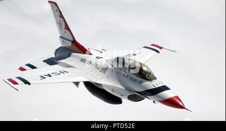 U.S. Air Force Thunderbird no 8 vole autour de la formation avec leur photographe à prendre des photos de l'escadron, le 10 juillet 2017 manœuvres, sur l'île de Skye, en Ecosse. Les Thunderbirds ont consacré les photographes aériens pour capturer les représentations et les formations de l'air. Banque D'Images