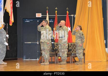 Le 166e groupe d'appui régional (RSG) a tenu une cérémonie de passation de commandement où le Colonel Mike Caraballo a cédé le commandement au Colonel Maria A. Juarez à Antilles High School Auditorium, Fort Buchanan, le 9 juillet. Banque D'Images