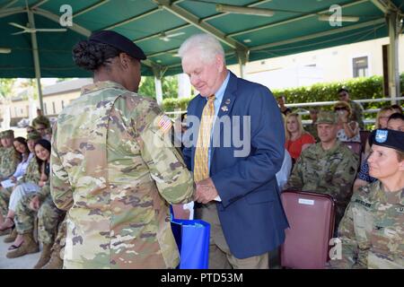 Le Dr Dennis G. Beeler, mari de Colonel Christine A. Beeler, commandant sortant de la 414e partie appuyer la Brigade, reçoit un cadeau d'un soldat au cours de la cérémonie de passation de commandement à la Caserma Ederle à Vicenza, Italie, le 12 juillet 2017. Banque D'Images