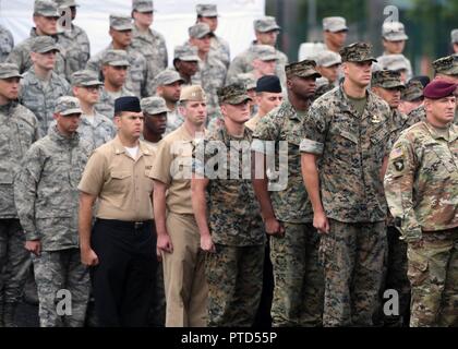 PARIS (12 juillet 2017) Près de 200 soldats américains, marins, aviateurs et marines assignés aux unités en Europe et la 1ère Division d'infanterie, de Fort Riley, Kansas, stand dans les rangs durant une répétition de la parade militaire sur Bastille Day qui se tiendra le 14 juillet 2017. Cette année, les États-Unis mèneront la parade comme pays d'honneur en commémoration du centenaire de l'entrée des États-Unis dans la Première Guerre mondiale - ainsi que le partenariat de longue date entre la France et les États-Unis. Banque D'Images