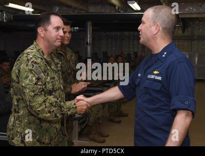 KEY WEST, Floride (10 juillet 2017) U.S. Coast Guard Adm arrière. Christopher Tomney, directeur, Équipe spéciale interorganisations sud, présente une pièce de monnaie commémorative au chef mécanicien de construction Robert Putman à bord de l'USNS Lance (T-EPF 1) au cours d'une visite du navire. SPS-EPF 17 est un déploiement de la Marine américaine, exécuté par le Commandement Sud des forces navales des États-Unis/U.S. 4e Flotte, axée sur les échanges d'experts en la matière avec les armées et les nations partenaires des forces de sécurité en Amérique centrale et du Sud. Banque D'Images