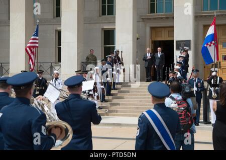 Le Secrétaire à la défense, Jim Mattis rencontre le ministre de la défense de la Croatie Damir Krstičević pour une réunion au Pentagone à Washington, D.C., le 12 juillet 2017. Banque D'Images