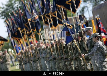 Soldats de la réserve de l'heure actuelle l'unité du bataillon de couleurs lors de la 85e l'abandon de Commande Support command cérémonie tenue à Arlington Heights, Illinois, le 9 juillet 2017. La 85e, en partenariat avec le commandement de l'armée d'abord, est composée de 46 bataillons de réserve de l'armée, neuf éléments de soutien de la brigade, et près de 4 300 militaires et civils dans la zone continentale des États-Unis et à Porto Rico. Les unités génèrent des unités prêtes au combat et des soldats pour l'armée qui sont formés, équipés et mortel pour gagner la guerre. Banque D'Images