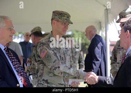 Le major-général Chris R. Gentry, Commandant général adjoint pour le soutien de l'armée, d'abord, serre la main avec le maire Thomas Hayes, Maire de Arlington Heights, après le 85e Commandement de soutien abandon de commandement, le 9 juillet 2017. La 85e, en partenariat avec le commandement de l'armée d'abord, est composée de 46 bataillons de réserve de l'armée, neuf éléments de soutien de la brigade, et près de 4 300 militaires et civils qui s'est étendue sur l'ensemble du territoire continental des États-Unis et de Porto Rico, et générer des unités et des soldats prêts au combat pour l'armée qui sont formés, équipés et mortel pour gagner la guerre. Banque D'Images