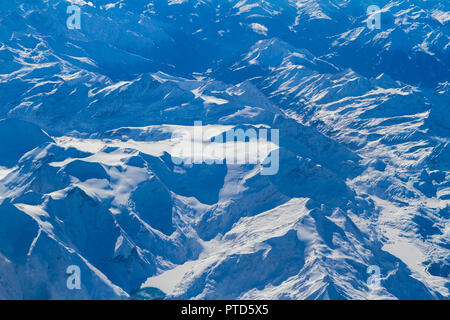 Vue aérienne unique de Cumulus nuages d'orage impressionnant corps recouvert de neige le centre-sud de l'Europe région de montagne vu par un avion wi Banque D'Images
