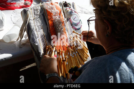 La dentelle weaver femme montrant sa technique traditionnels fabriqués à la main au cours d'une foire locale dans le village d'Esporles dans l'île espagnole de Majorque. Banque D'Images