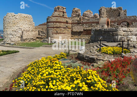 Les vestiges de fortifications à l'entrée de la vieille ville de Nessebar, Bourgas, Bulgarie Région Banque D'Images