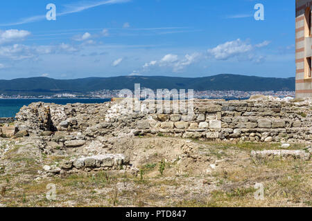 Les vestiges de fortifications à l'entrée de la vieille ville de Nessebar, Bourgas, Bulgarie Région Banque D'Images