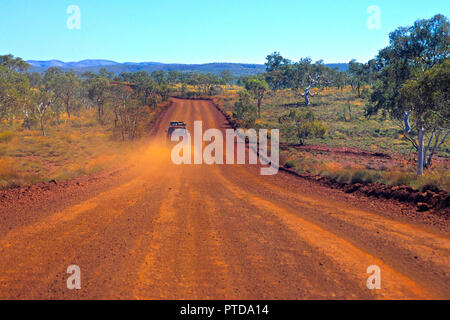 Voiture roulant sur Australian Outback road, le parc national de Karijini, Pilbara, Australie occidentale Banque D'Images