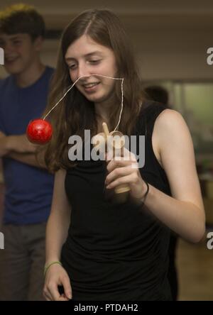 Anne Walker, originaire du Michigan et Marine Corps Air Station Iwakuni visiteur, joue avec un jouet kendama au cours d'une visite à Kinjuen Accueil Soins infirmiers en ville Iwakuni, Japon, le 7 juillet 2017. L'invitation à la maison de soins infirmiers a été mis en place par le MCAS Iwakuni Adaptation culturelle Programme pour célébrer Tanabata, également connu comme le festival des étoiles. Il a donné aux locataires de l'air station un avant-goût de la culture japonaise et de l'amitié. Banque D'Images