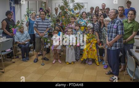 Marine Corps Air Station Iwakuni résidents posent pour une photo de groupe avec les habitants japonais au cours d'une visite à Kinjuen Accueil Soins infirmiers avec le MCAS Iwakuni Adaptation culturelle au programme Ville Iwakuni, Japon, le 7 juillet 2017. La maison de soins infirmiers a invité les Américains à partir de la station aérienne de célébrer Tanabata, également connu comme le festival des étoiles. Les participants à l'événement apprécié des aliments traditionnels et d'autres activités, comme nagashi somen nouilles somen, ou coulissant, et d'attacher leur souhait d'une branche de bambou. Banque D'Images