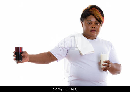 Portrait de femme africaine noire en gras le choix entre le verre de Banque D'Images