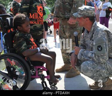 Le capitaine Clint batelier, société Delta, 334 bataillon de soutien de la Brigade, Sioux City, Iowa, rend le serment de l'enrôlement à Sha'niya Sorge du Sioux City Ligue Miracle le 9 juillet 2017 à Riverside Park, Sioux City, Iowa. Les membres de la Ligue Miracle ont été faits membres d'honneur de la Garde nationale de l'Armée de l'Iowa pour une journée dans le cadre de leur match des étoiles. Banque D'Images