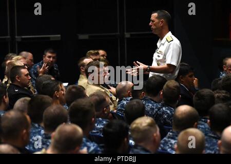 GROTON, Connecticut - (7 juillet 2017) Le 31e Chef des opérations navales, Adm. John Richardson traite de marins de la région de Groton-sous-mariniers pendant un appel en mains Dealey Theatre à bord, Naval Submarine Base New London à Groton, Connecticut) Richardson a décrit les missions auxquelles les marins d'aujourd'hui y compris la concurrence accrue des autres nations dans tous les domaines, le maintien de la liberté de navigation et les tensions dans la péninsule coréenne. Richardson a passé la majeure partie de l'ensemble du personnel appel répond aux questions de marins dans l'auditoire. Questions des marins étaient aussi complet que l'appui d'un Banque D'Images