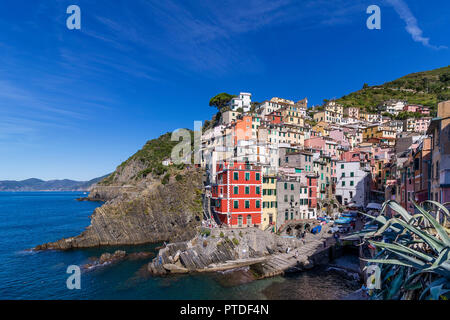 Belle vue de Riomaggiore sur une journée ensoleillée, Cinque Terre, ligurie, italie Banque D'Images