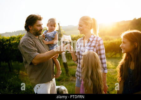 Portrait de gens heureux de passer du temps à vineyard Banque D'Images