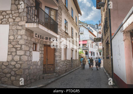 Bielsa, Espagne - 21 août 2018 : maison typique de l'architecture détaillée cette ville où les gens marcher sur une journée d'été Banque D'Images